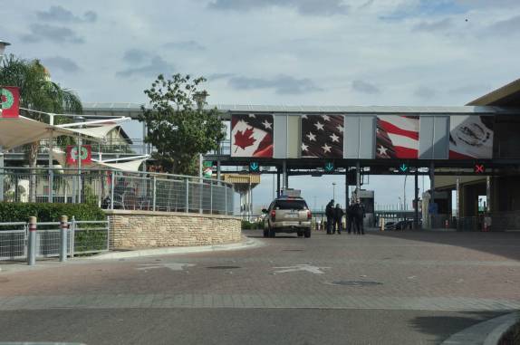Cruzando a fronteira entre EUA e México, em Laredo, no Texas. Lá estão as bandeiras de Canadá e Estados Unidos, mas onde está a do Brasil?